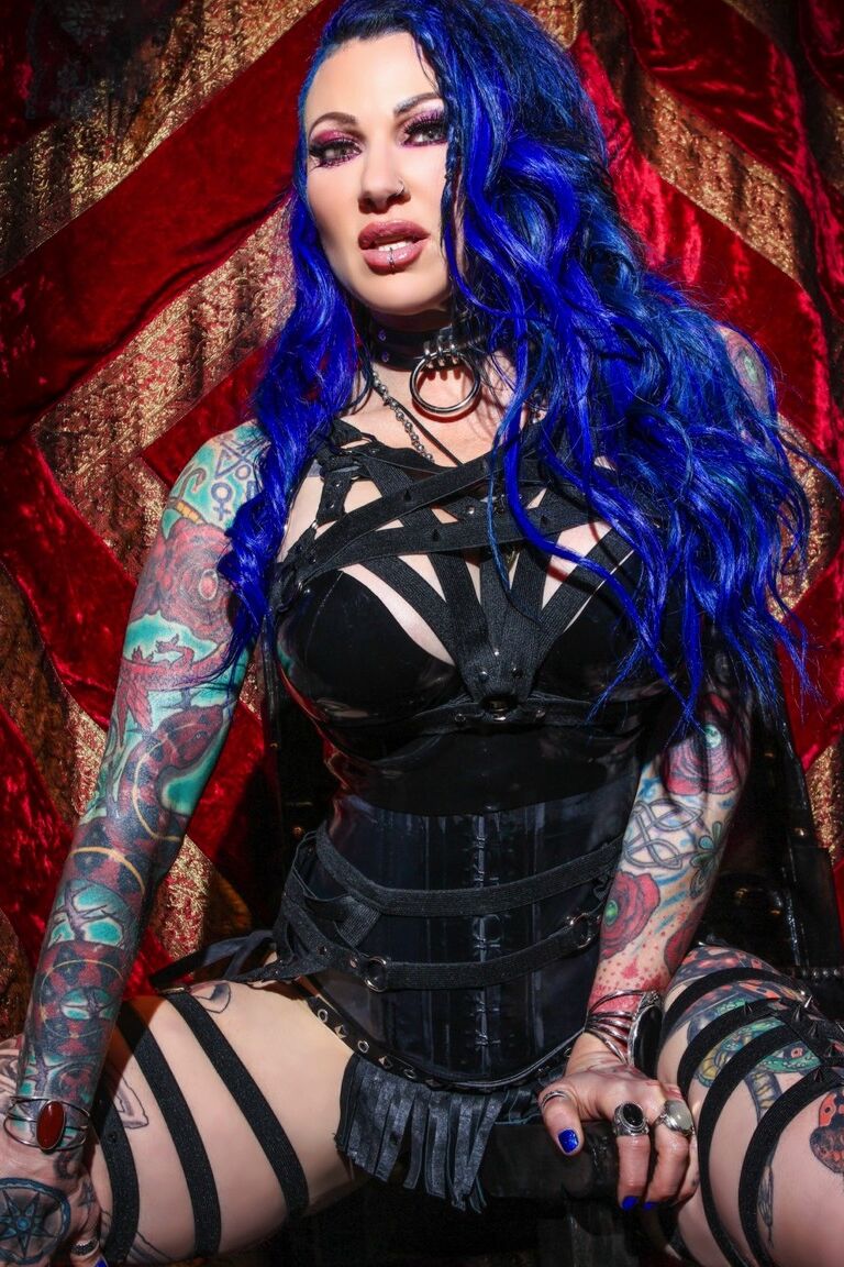 A modelo 12P Tattoo Jen Hexxx mostra seus peitos grandes durante a ação solo