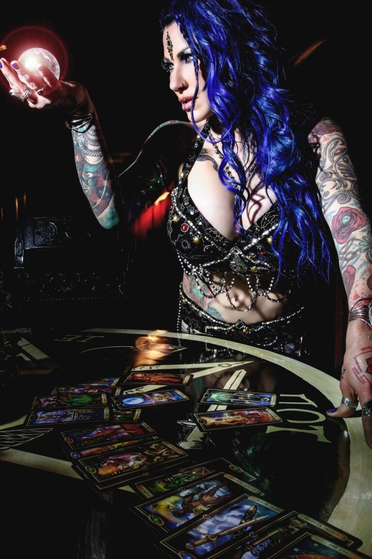 A modelo 12P Tattoo Jen Hexxx mostra seus peitos grandes durante a ação solo