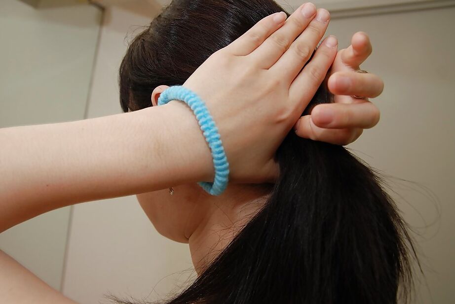 16P Cadela asiática com cabelo escuro Yasuko adora lavar a buceta