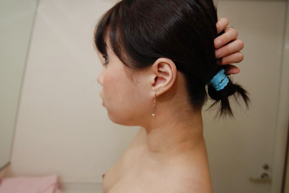 16P Cadela asiática com cabelo escuro Yasuko adora lavar a buceta