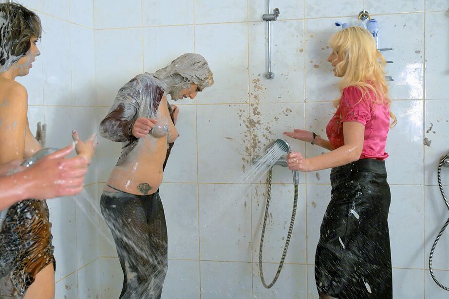 16P Fashionistas fétichistes entièrement habillées prenant une douche ensemble