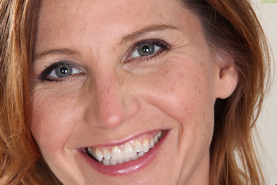 Die 16P-Milf Sky Rodgers zeigt auf diesen gewagten Fotos ihren rasierten Biber