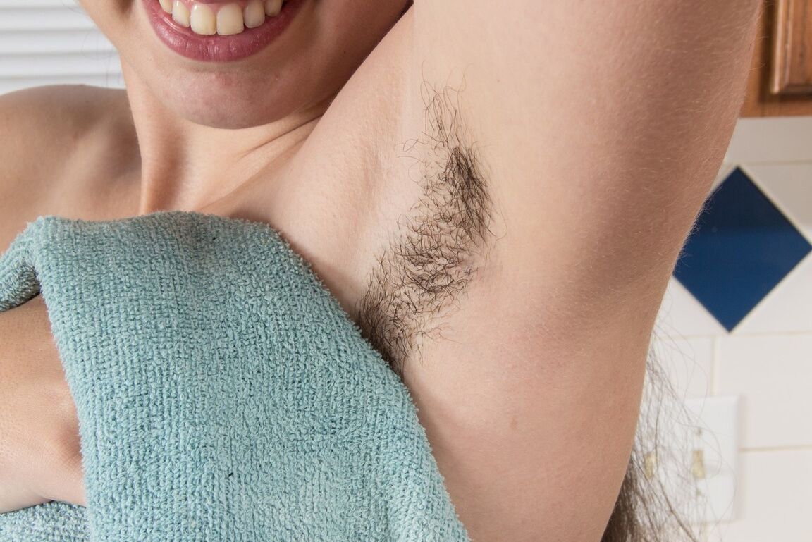 16P Fille solo aux aisselles non rasées doigte son castor mouillé dans l'évier de la cuisine