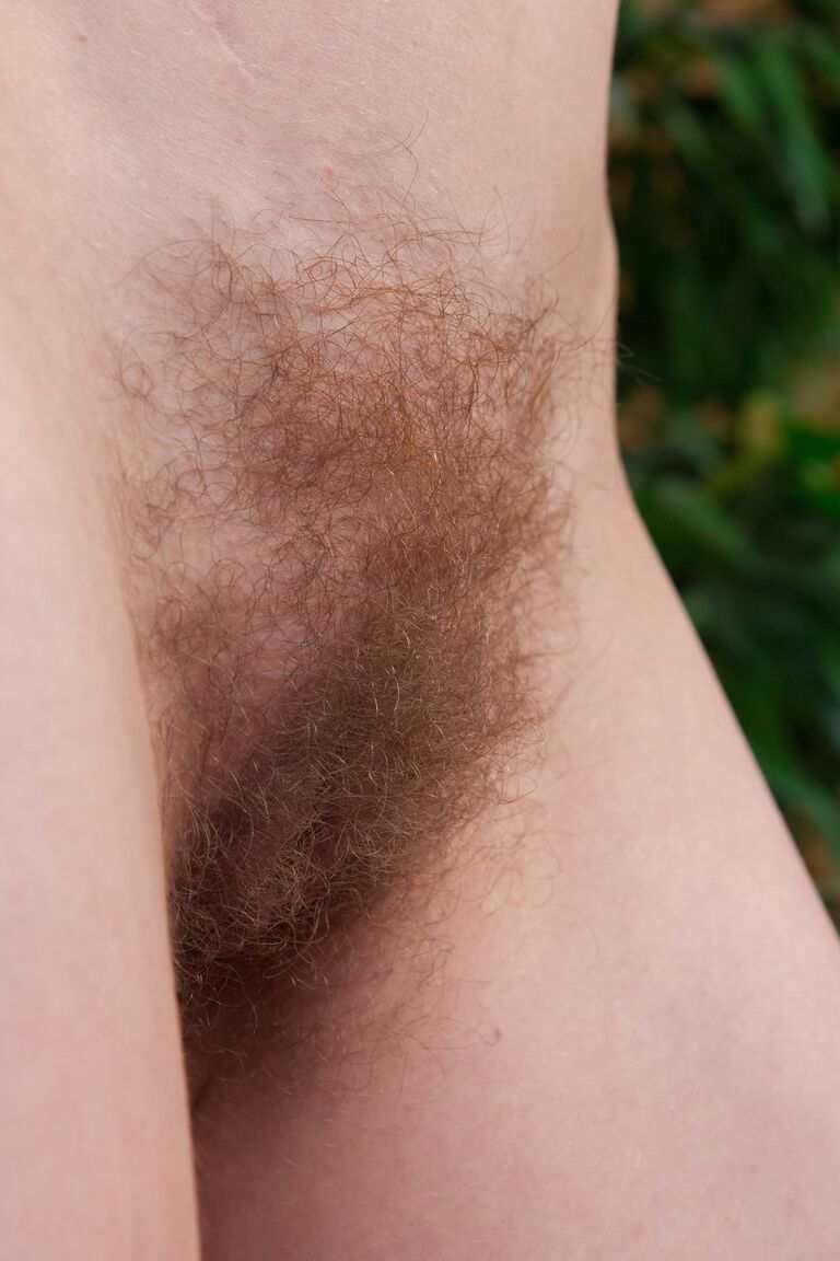 20P Amateur MILF Josselyn zieht ihr lila Höschen aus und fingert ihre große, buschige Muschi