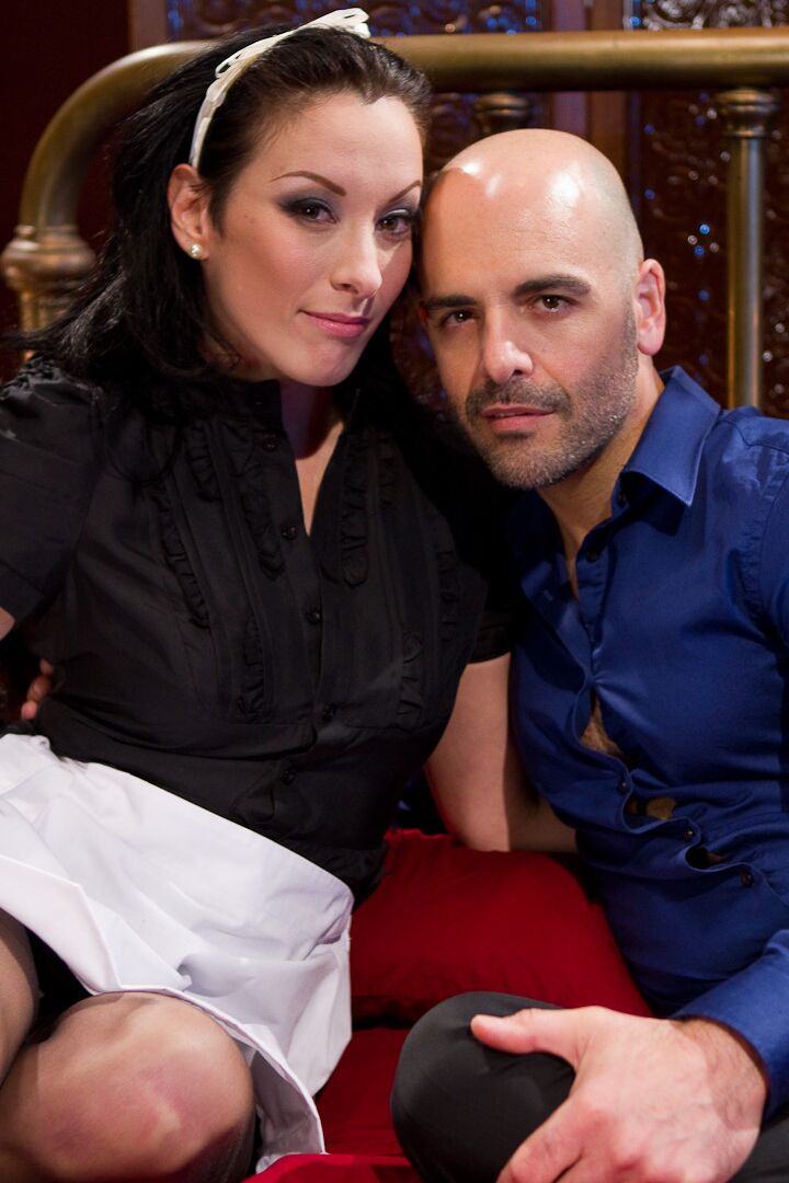 21P Adam Russo é dominado na adoração de pés por sua empregada BDSM MILF, January Seraph