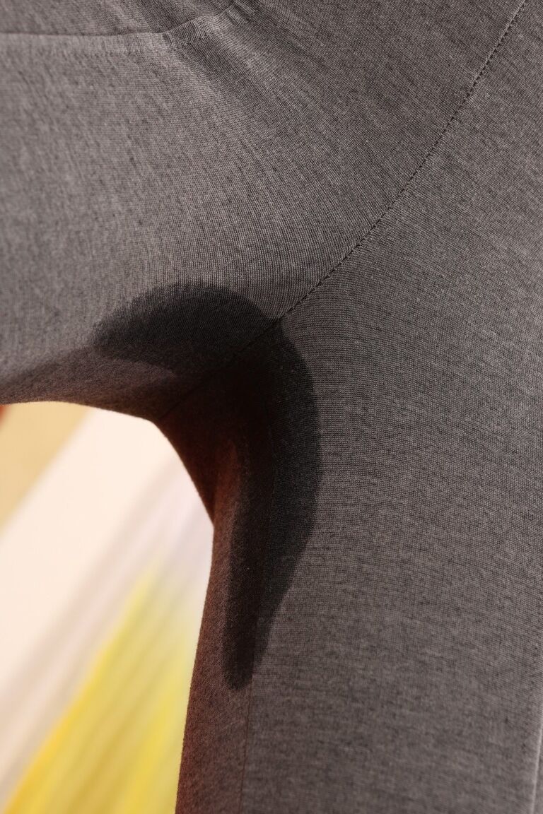 Die 21P dünne MILF Ali Bordeaux spritzt, nachdem sie in einem heißen Piss-Solo ihren Mund aufgerissen hat