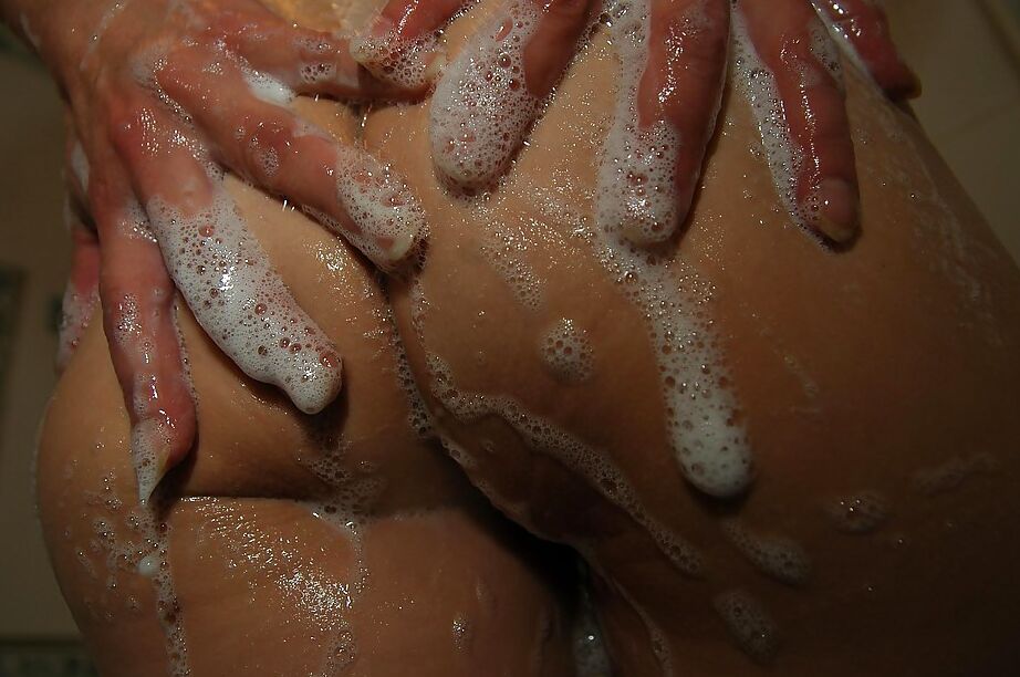 16P MILF asiática con tetas caídas tomando un baño y provocando su raja peluda