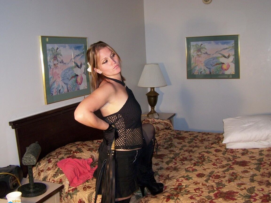 16P La MILF amateur Toni Faye se pone su traje de amante y se la follan