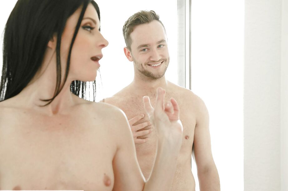 16P MILF estrella porno India Summer dando una gran mamada a una gran polla en la ducha
