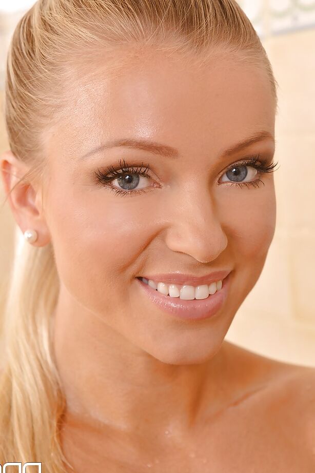 16P La blonde Blanca Brooke lave ses nichons et son trou du cul.