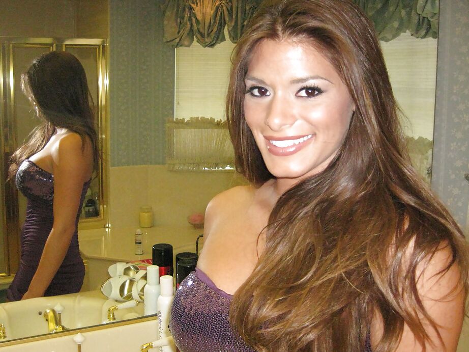 16P Linda MILF com peitos grandes Madelyn Marie tira a roupa para tomar banho