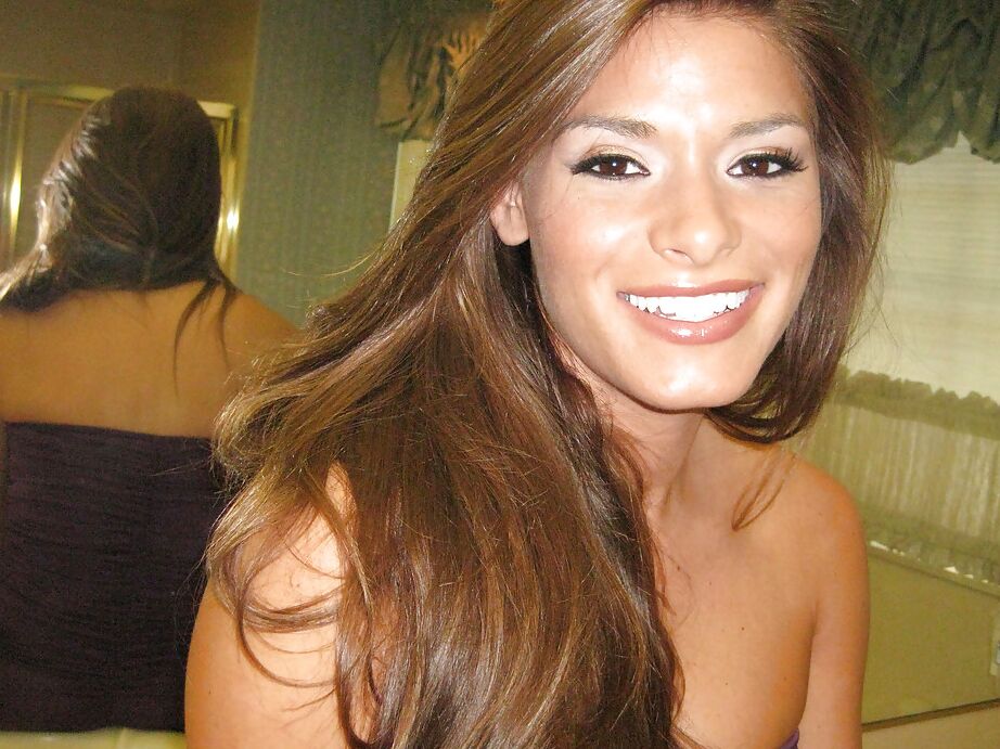 16P Linda MILF com peitos grandes Madelyn Marie tira a roupa para tomar banho