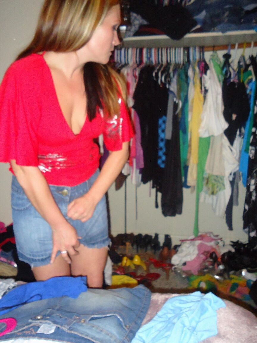 12P Floridian amateur Toni exposes her saggy tits while trying on clothes