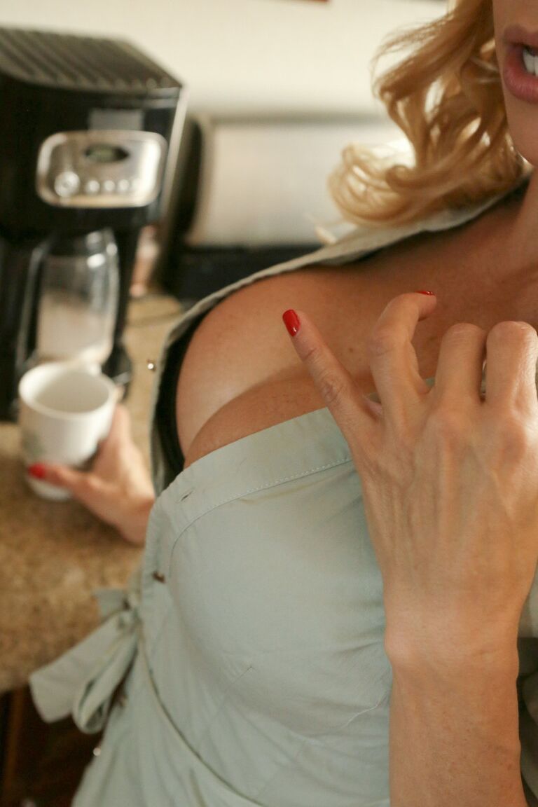 19P La atractiva MILF Alexis Fawx le da a su hijastro una buena mamada y se lo folla duro