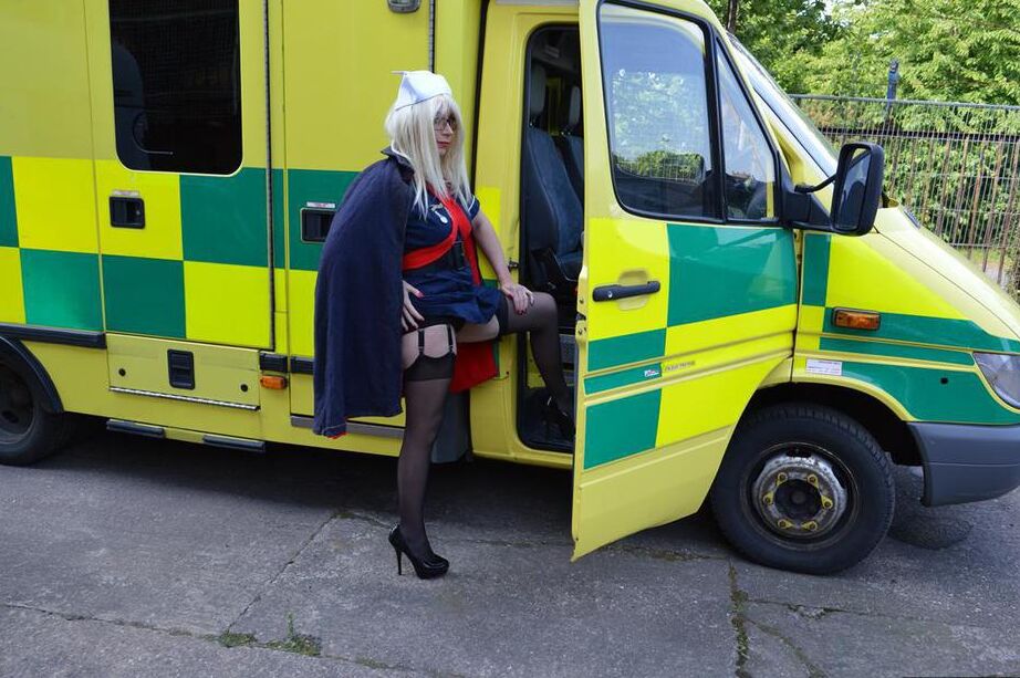 20P La enfermera rubia mayor Barby Slut hace una mamada dentro de una ambulancia