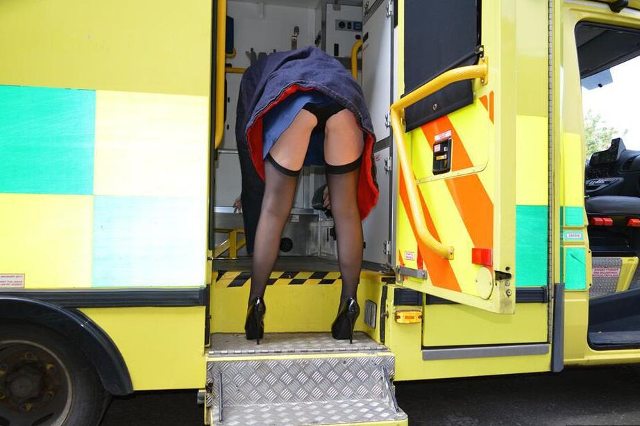 20P La enfermera rubia mayor Barby Slut hace una mamada dentro de una ambulancia