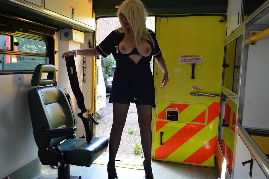 20P La enfermera rubia mayor Barby Slut hace una mamada dentro de una ambulancia