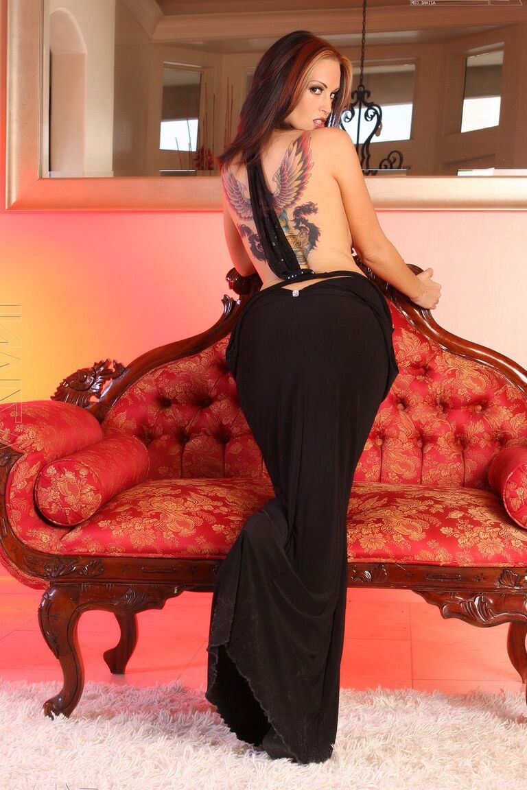 21P Glamouröse MILF Nikki Nova verliert ihr elegantes Kleid und berührt ihre heiße Muschi