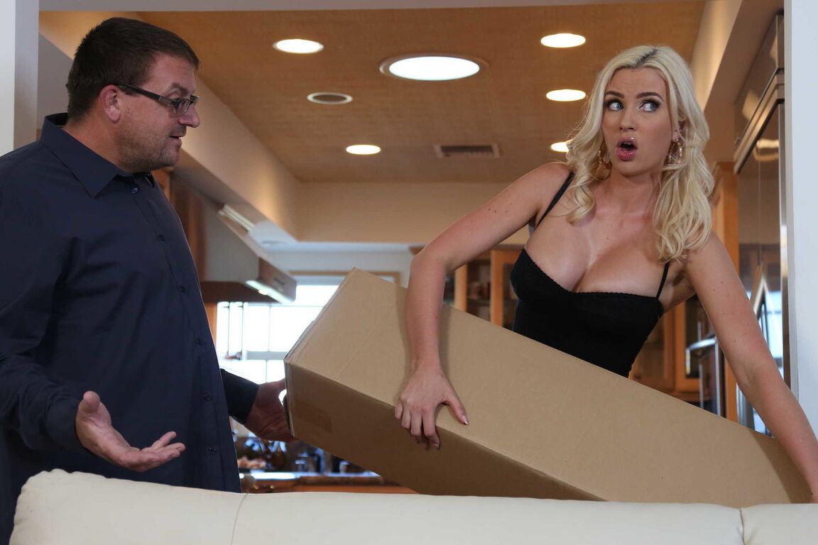 21P Blonde MILF mit großen Fakes Gigi Allens beugt sich, um einen großen Schwanz vom Lieferboten zu bekommen
