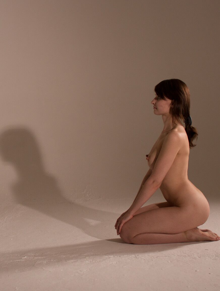15P Morena MILF com um corpo fantástico Jeny Smith posa apenas de salto alto