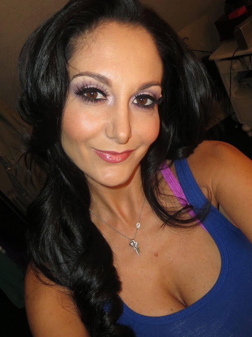 17P A cativante MILF Ava Addams expõe seus peitos grandes em meias pretas sexy