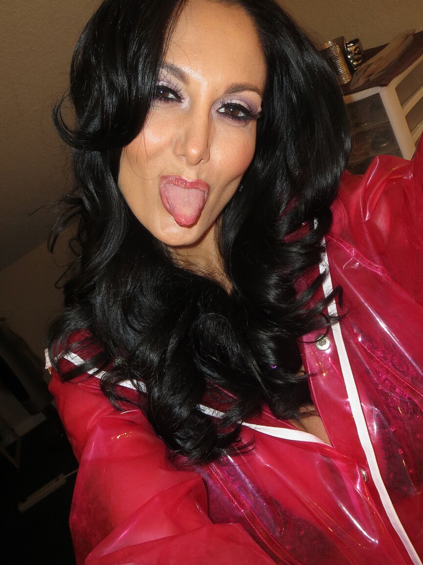 17P A cativante MILF Ava Addams expõe seus peitos grandes em meias pretas sexy