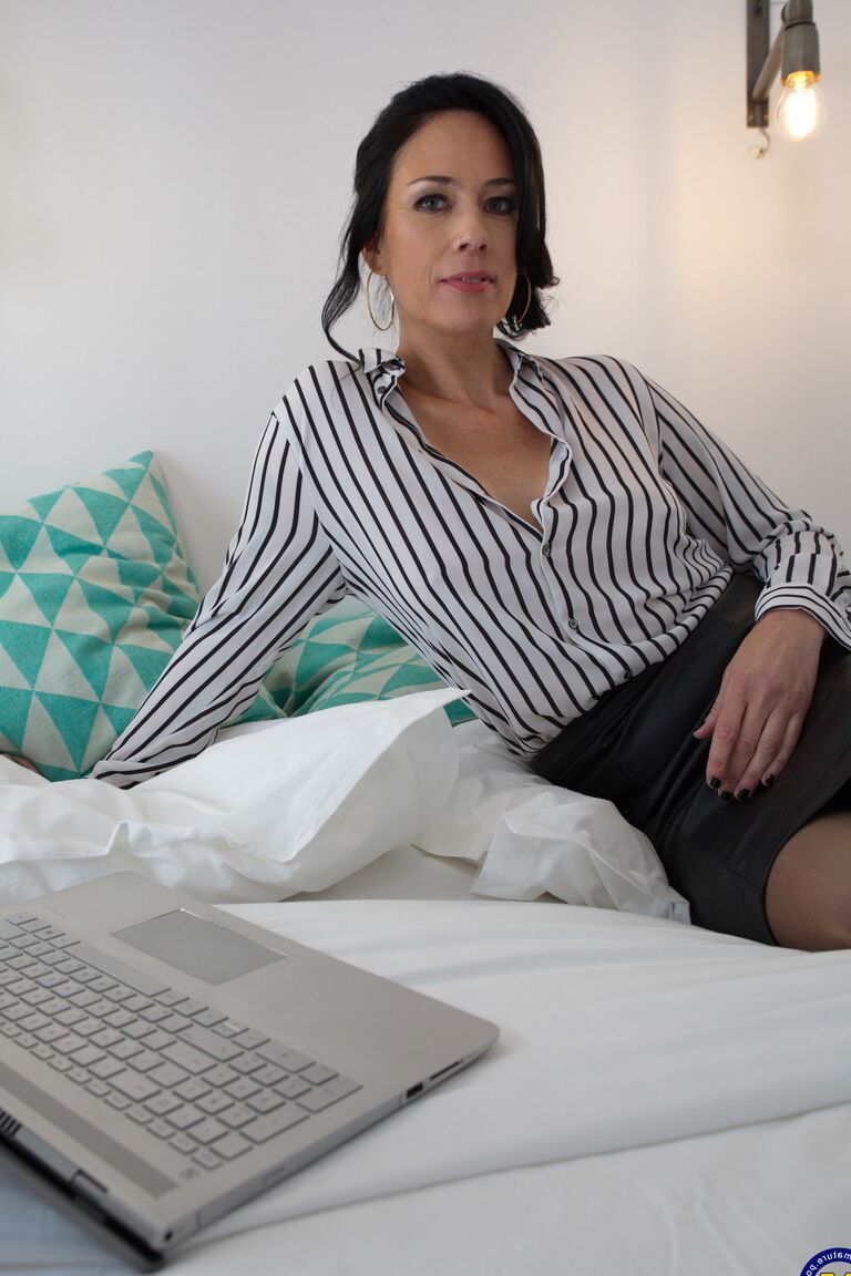16P Amateurfrau präsentiert ihre Vagina auf einem Bett in Nylons mit Nahtnaht