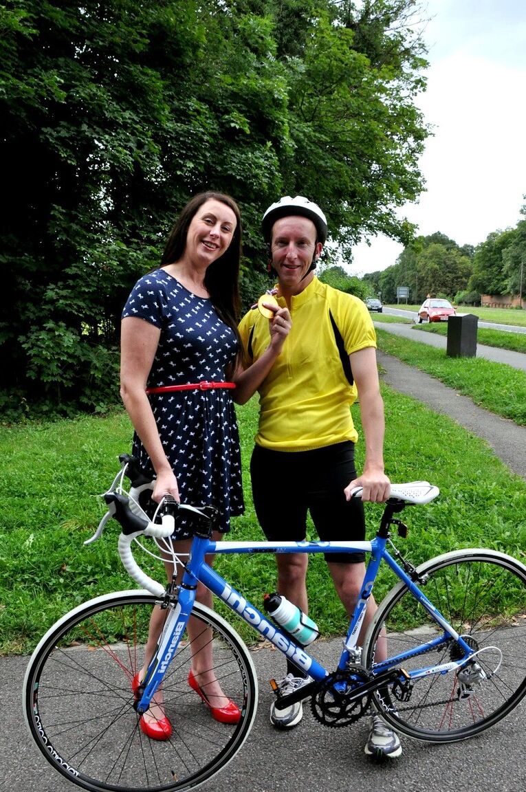 19P Ama de casa traviesa del Reino Unido invita a un ciclista que pasa a meterle la polla por el culo