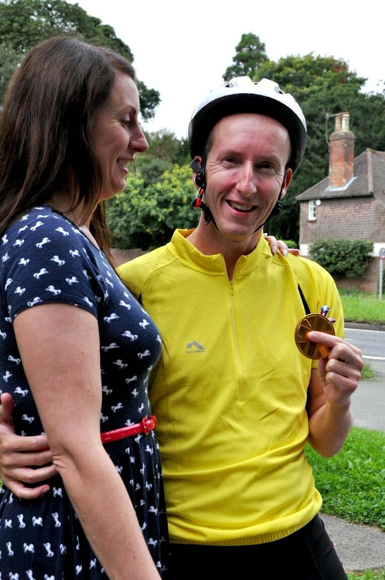 19P Ama de casa traviesa del Reino Unido invita a un ciclista que pasa a meterle la polla por el culo