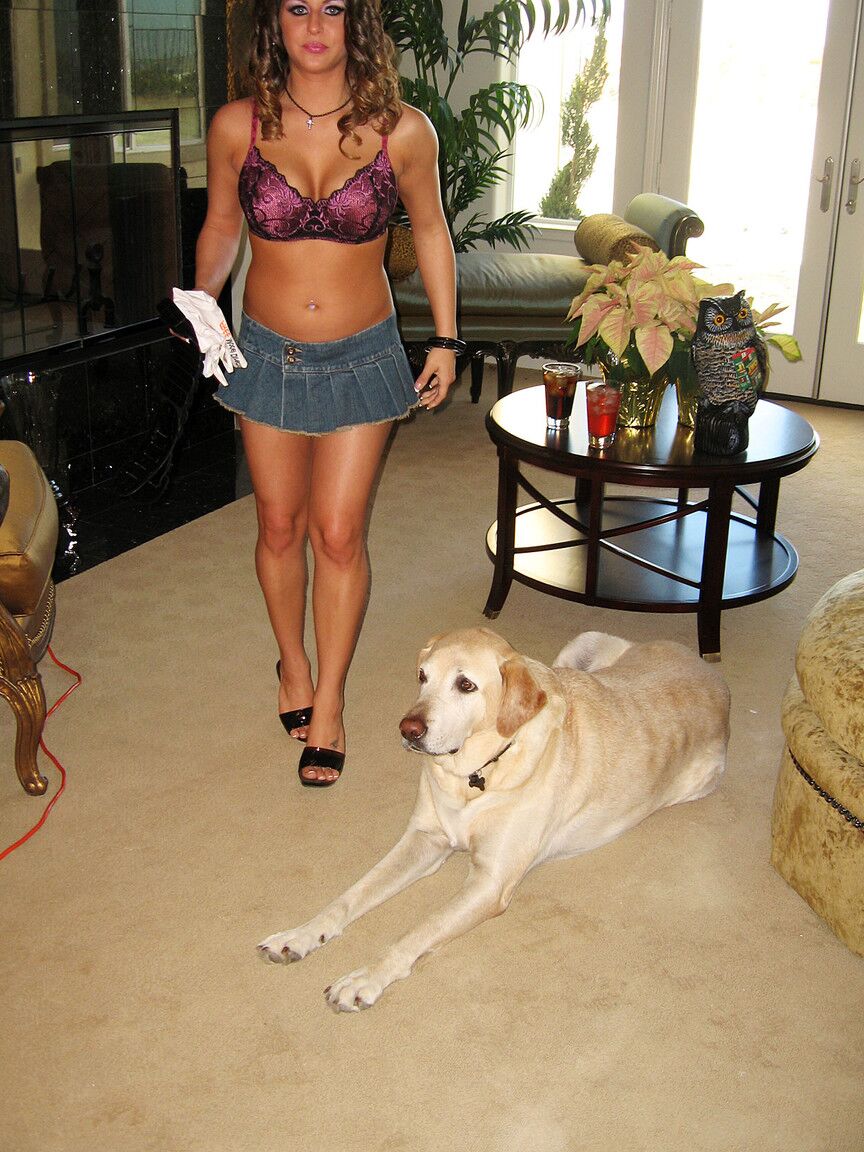 17P La MILF morena Rachel Roxxx muestra sus enormes pechos y su increíble trasero