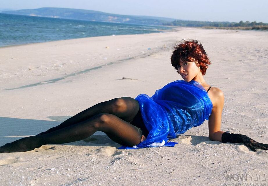 12P MILF chaude aux longues jambes en bas de corps en plein air