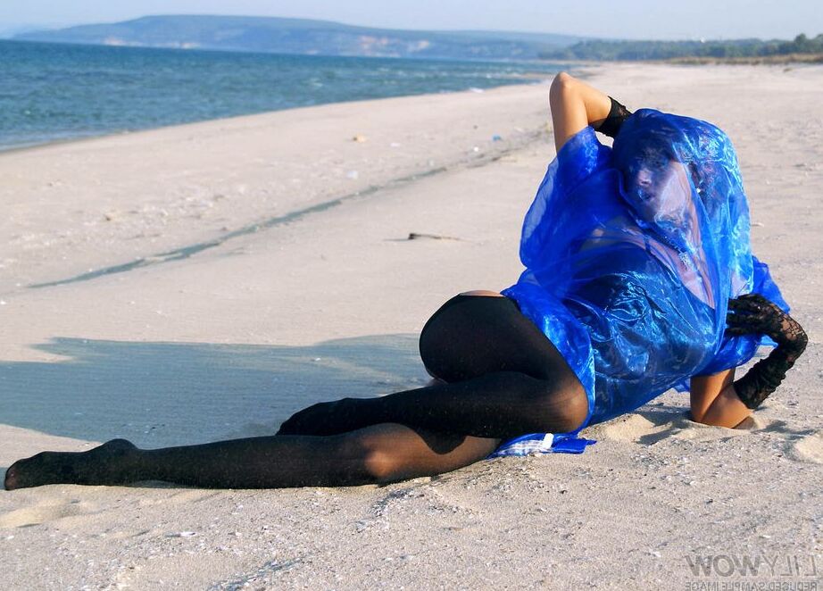 12P MILF chaude aux longues jambes en bas de corps en plein air