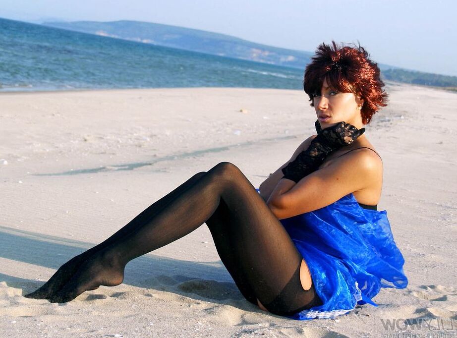 12P MILF chaude aux longues jambes en bas de corps en plein air