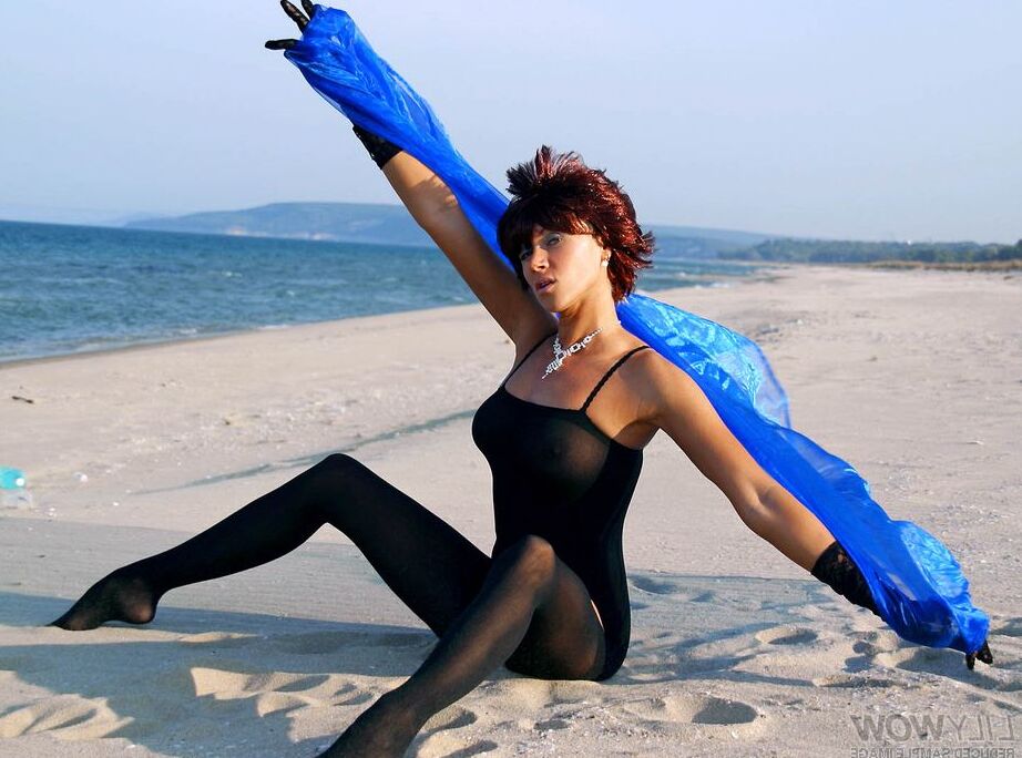 12P MILF chaude aux longues jambes en bas de corps en plein air