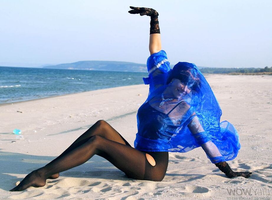12P MILF chaude aux longues jambes en bas de corps en plein air