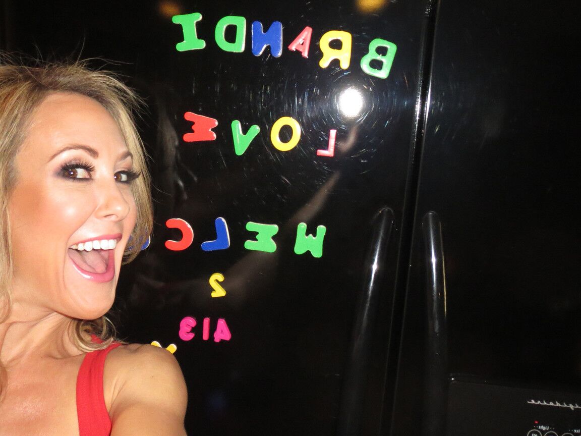 11P Linda estrela pornográfica madura de seios grandes Brandi Love brinca com seu decote sexy