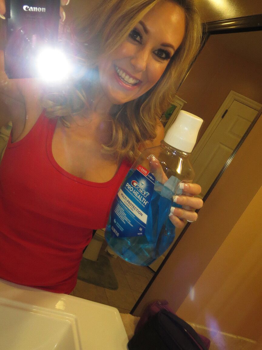 11P Linda estrela pornográfica madura de seios grandes Brandi Love brinca com seu decote sexy