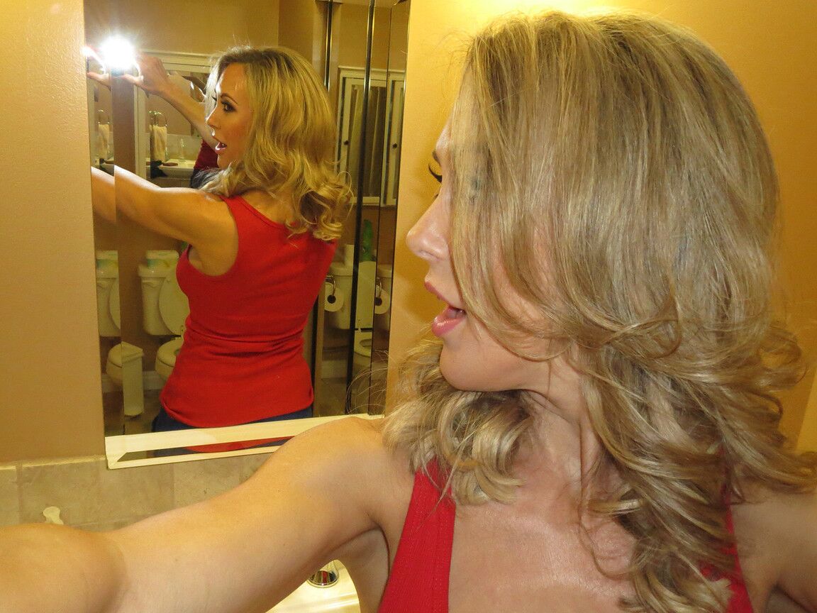 11P Linda estrela pornográfica madura de seios grandes Brandi Love brinca com seu decote sexy