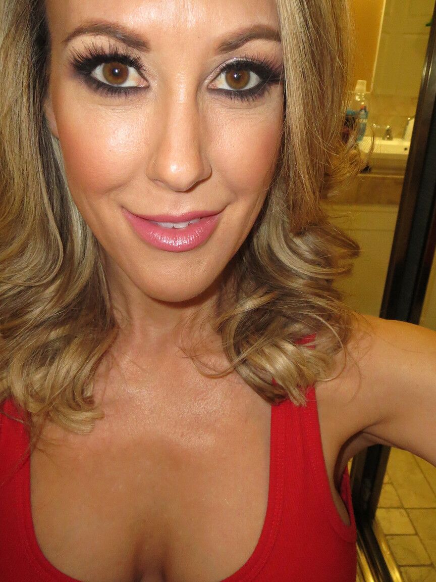 11P Linda estrela pornográfica madura de seios grandes Brandi Love brinca com seu decote sexy