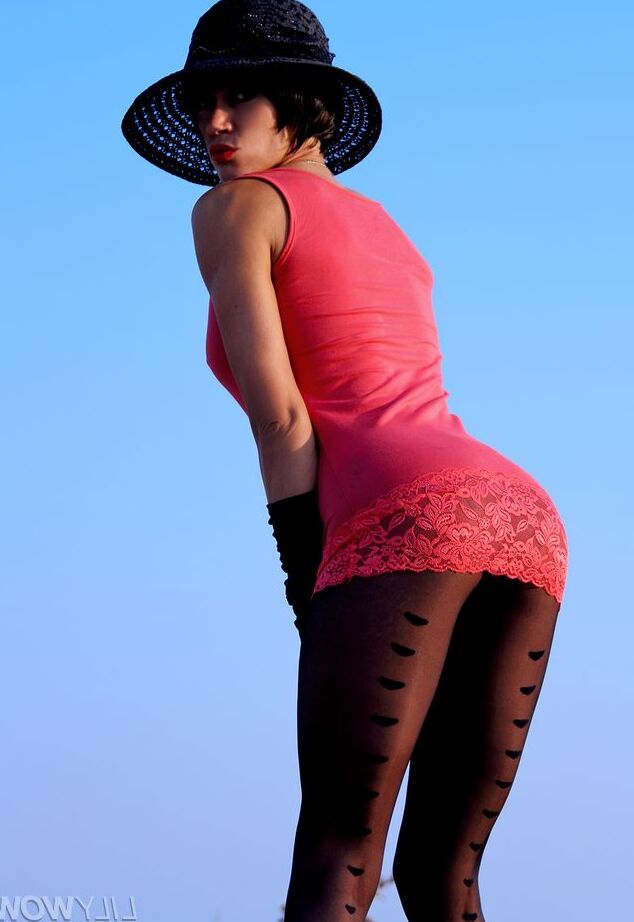 15P Provocando por pernas sensuais em meia-calça preta ao ar livre