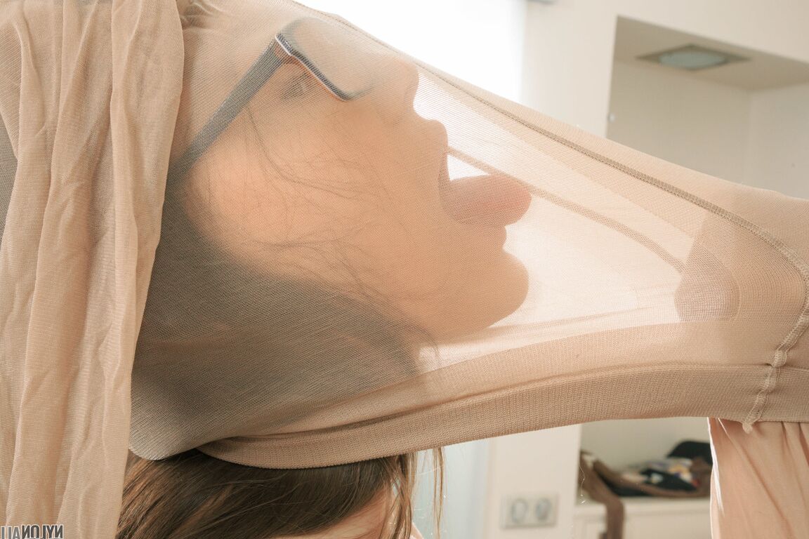 16P Sweet Sasha adore s'envelopper de nylon 295 images