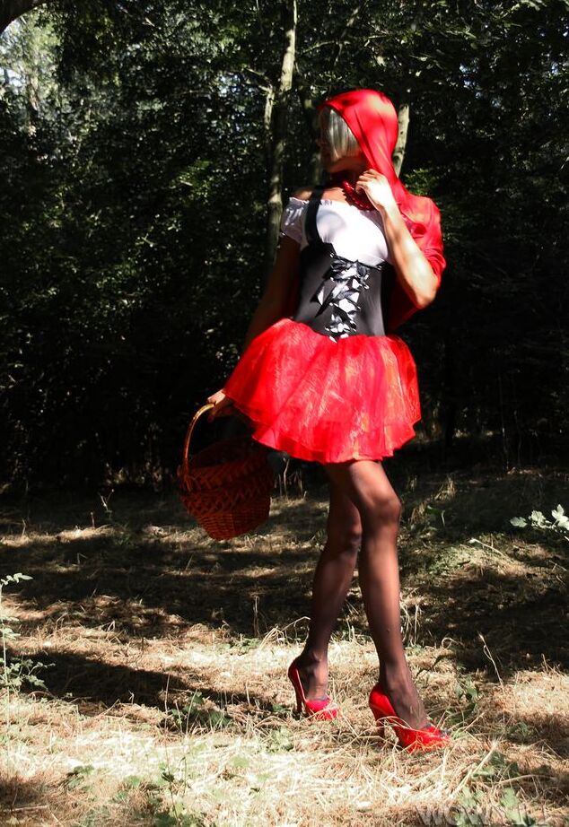15P Loira Kinky Red Hat em meia-calça preta sexy na madeira terrível