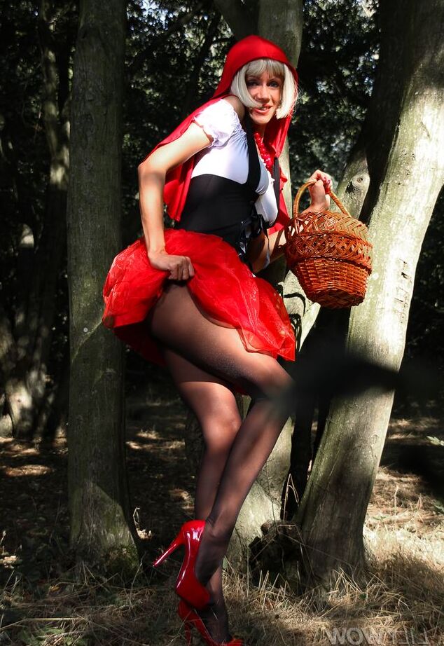 15P Loira Kinky Red Hat em meia-calça preta sexy na madeira terrível