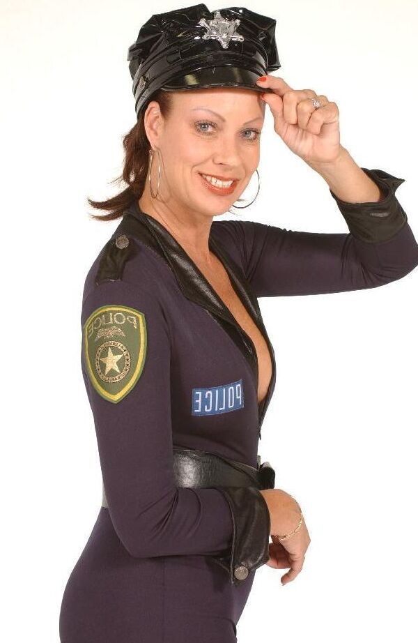 21P La méchante épouse Vanessa Videl enlève son uniforme de police salope et la montre