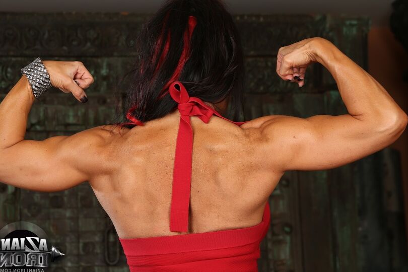 15P Bodybuilderin Elisa Ann führt einen Dildo in ihre Vagina ein, sobald sie nackt ist