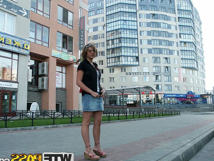 16P Chica amateur es recogida en la calle antes de tener sexo duro MMF en el bosque