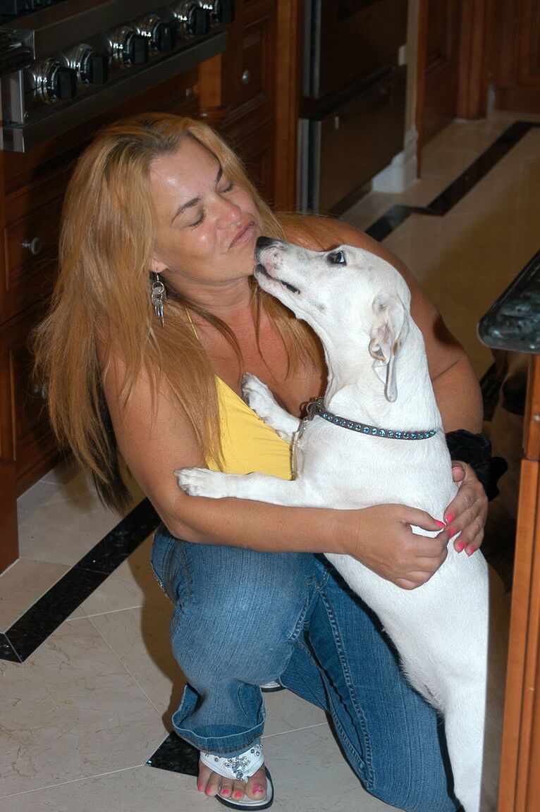 17P A pornstar rechonchuda Crystal Storm e sua garota Kelly exibindo seus peitos grandes