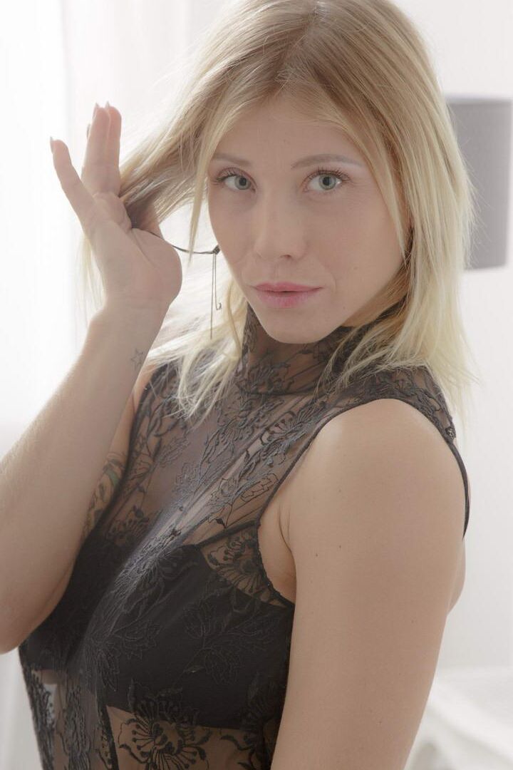 16P La joven rubia natural Vera pierde su virginidad anal durante el sexo MMF