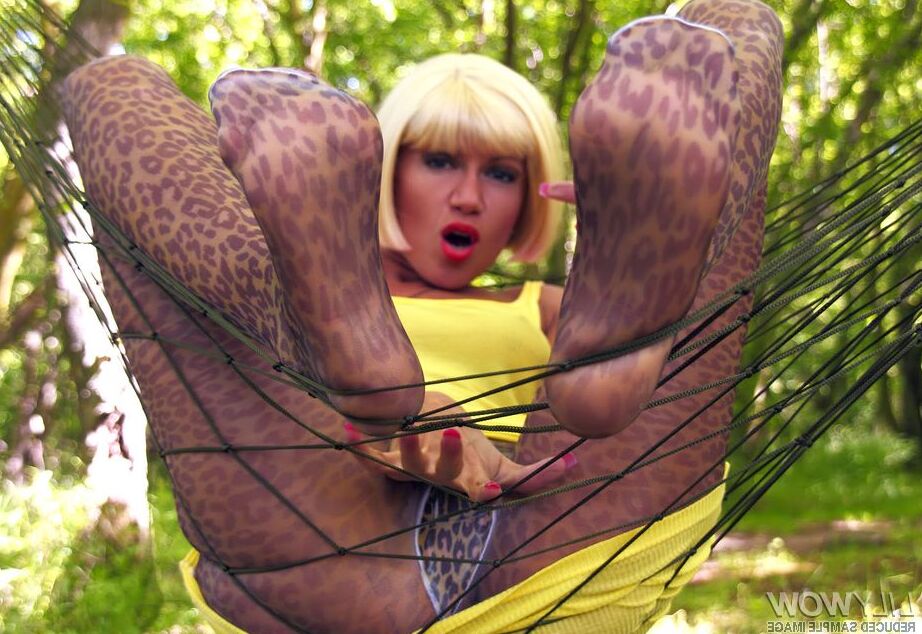 12P Pernas longas e pés graciosos em meia-calça sexy de leopardo