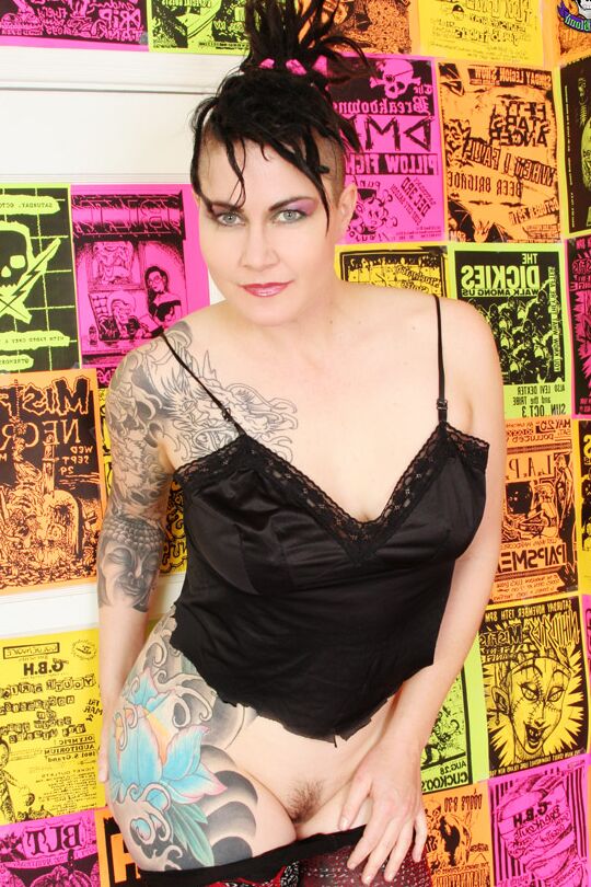 16P Michelle Aston, une alt girl tatouée, prend un gode en verre sur sa chatte en bottes